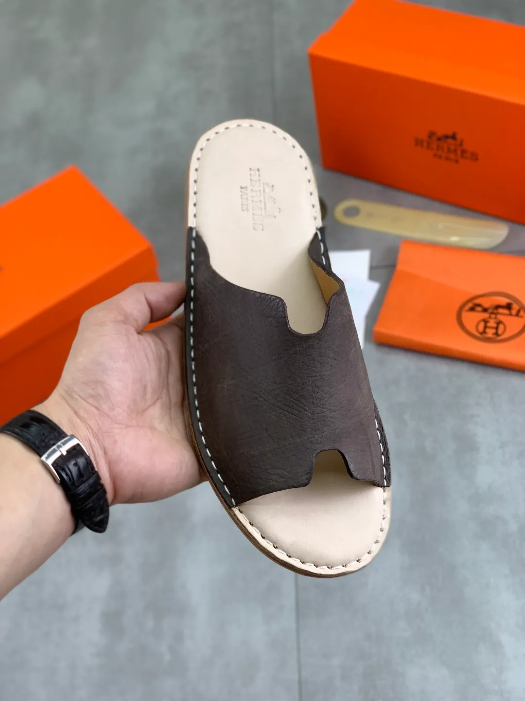 Men's men's shoes 💰P360 new model (genuine leather outsole series) new colors are coming simultaneously on the official website [HERMES] Hermès series: original development, original anatomy display, exclusive outsole [Material] Sole: original genuine leather sole with cow essence film 🌸. Fabric Original calfskin Lining: Imported cowhide, delicate and soft Code number: 38-44